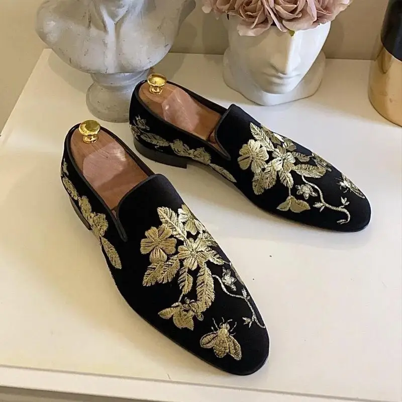 

2021 Men's Shoes Fashion Trend Black Imitation Suede Gold Embroidery Flower High-end Temperament Business Casual Loafers KS049