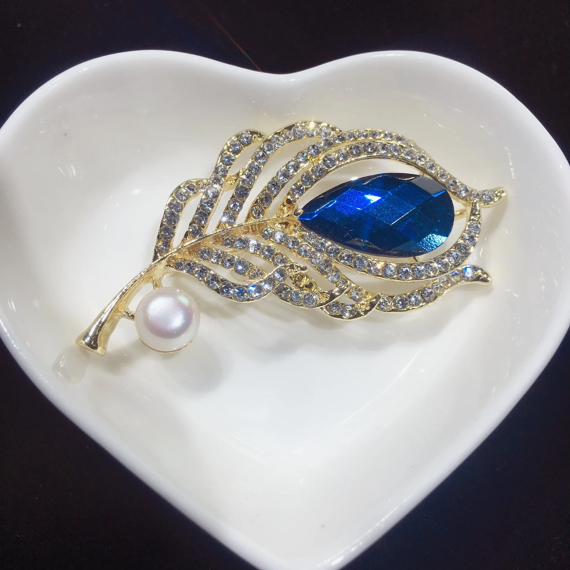 Жемчуг перо. Брошь перо с цирконием 465-450-с226. Жемчужина и перо брошь. Перо украшение брошь. Swarovski nice серьги.