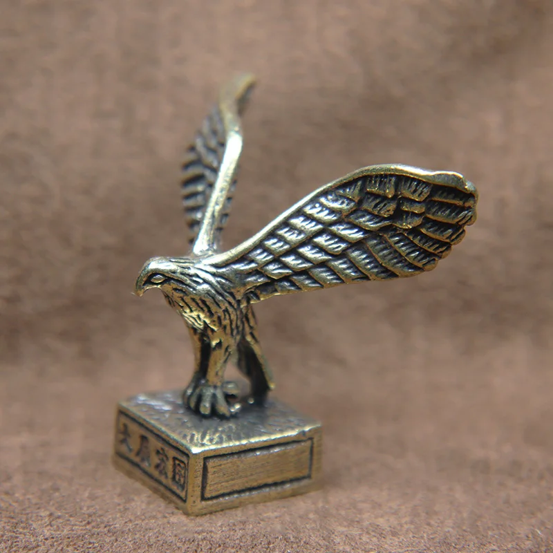 

Миниатюрные фигурки орлов из латуни