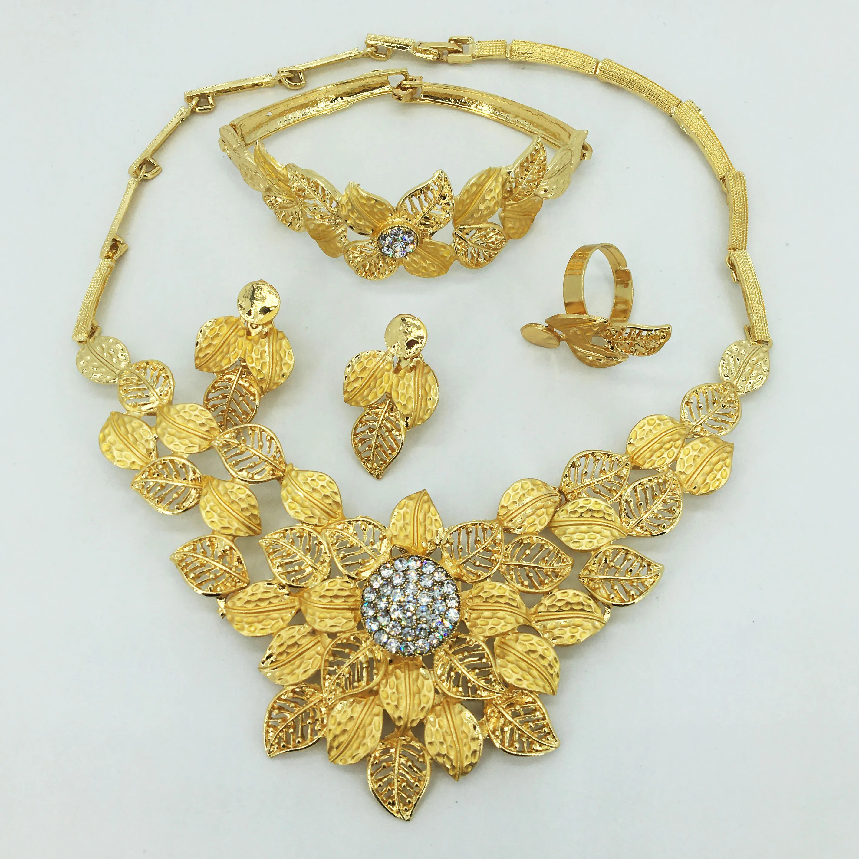 Комплект из колье серёг и браслета с кристаллами | Украшения аксессуары