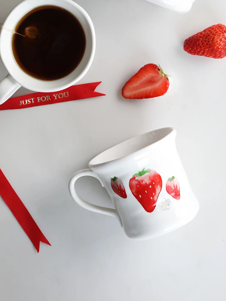 Симпатичная кружка в виде клубники белая креативная керамическая ручной росписи