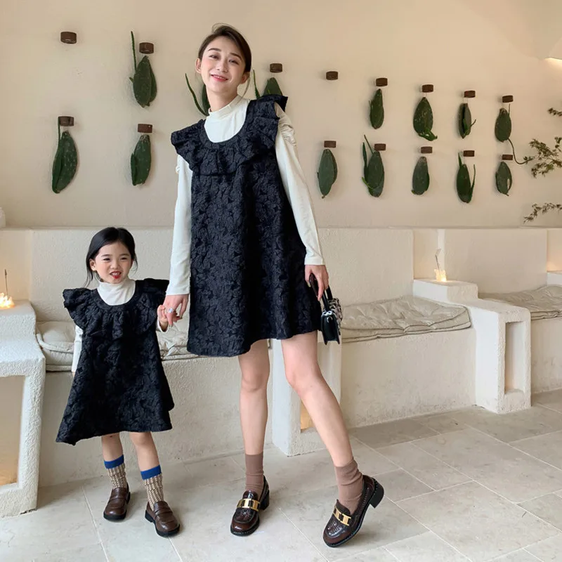 

Autumn mother and girls fashion black jacquard weave pinafore dress family cotton beige base T shirts family matching clothes