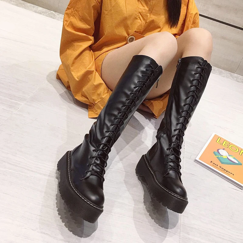 Женские высокие сапоги до колена с круглым носком; ботинки «Martens» в байкерском стиле; обувь для верховой езды на шнуровке; обувь на платформе с боковой молнией; Повседневная шикарная зимняя обувь; большие размеры