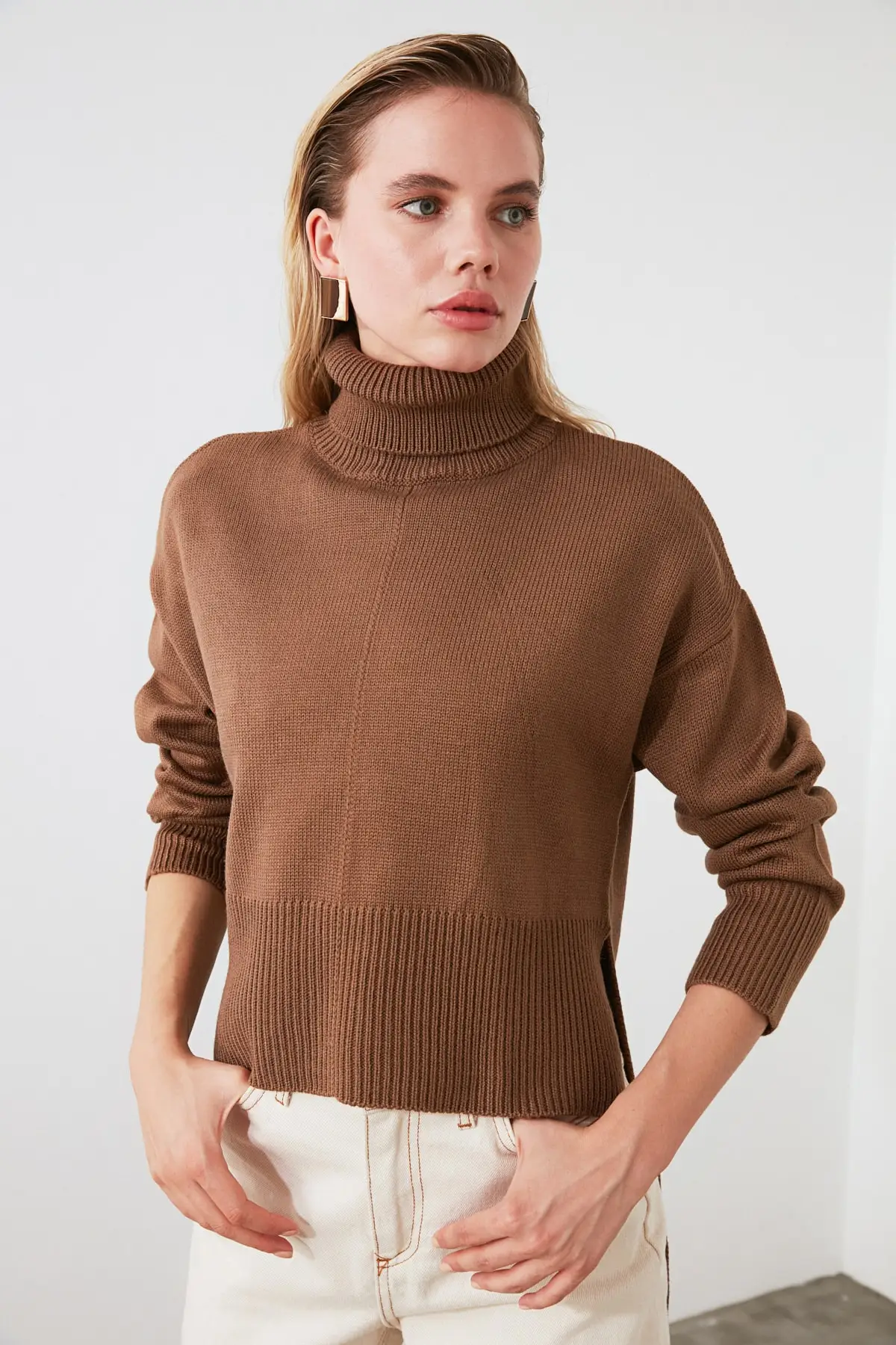 

Trendyol Asymmetrical-Throated Knitwear Sweater TWOAW21KZ0703