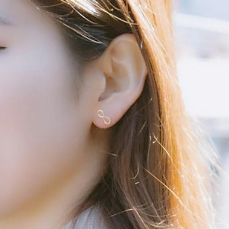 Модные серьги гвоздики с символом бесконечности и номером 8 галстуком милые