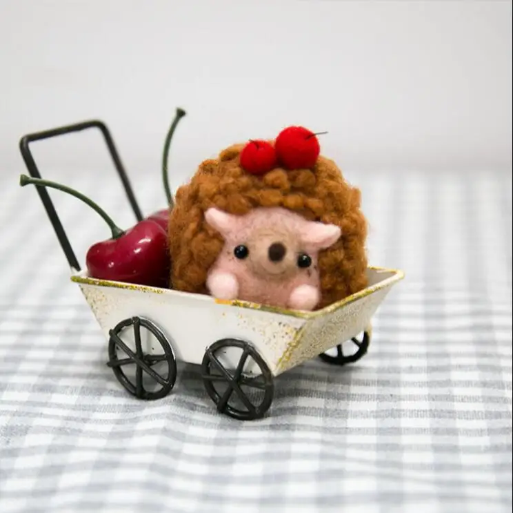 Hedgehog. wool needlepoint kit felt needle felting keychain craft needlecraft DIY handmade | Дом и сад