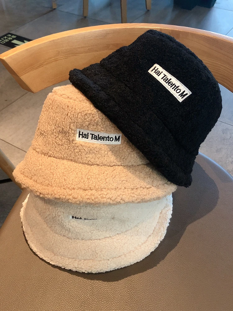 Зимняя однотонная шапка из искусственного меха с вышивкой в виде букв для