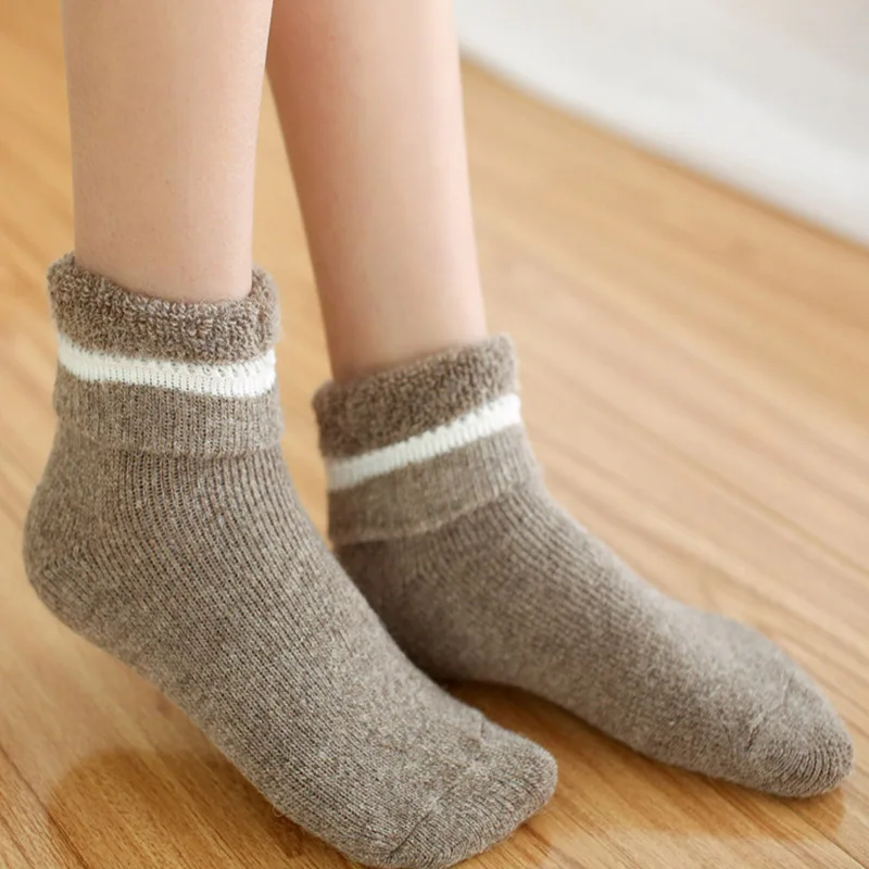 Очень толстые однотонные носки из мериносовой шерсти с изображением кролика