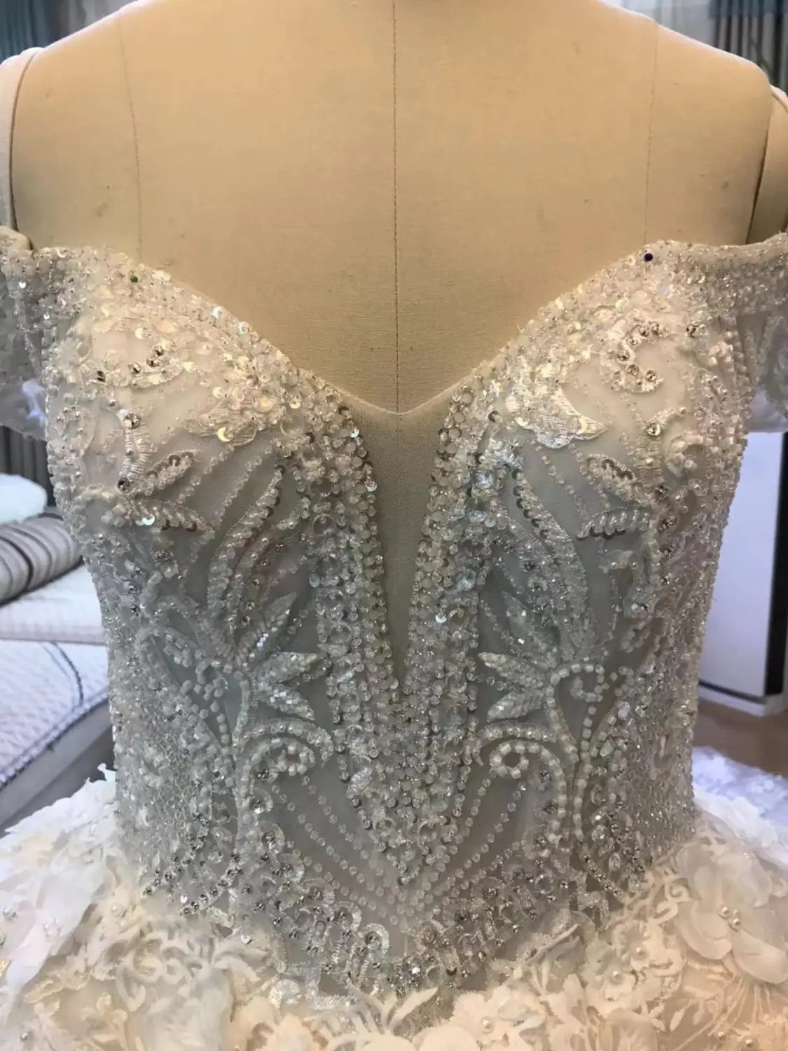 

2018 Natural White Champagne Tulle Sleeveless Sweetheart Bridal Gowns Cathedral Train Ball Gown Off The Shoulder Wedding Dresses