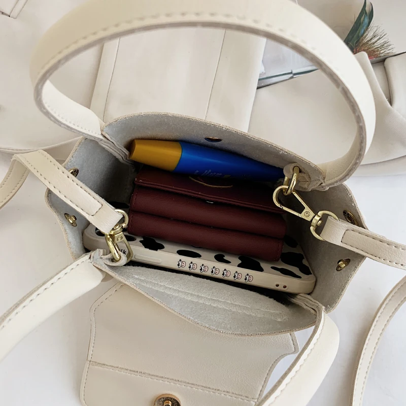 

Women Simple Small Crossbody Bag Flap Leather Bucket Tote Handbags Lady Solid Color Designer Messenger Bag Trending Shoulder Bag