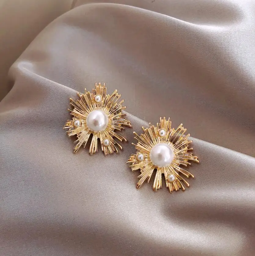 Женские серьги гвоздики с жемчугом золотистого цвета в форме фейерверка
