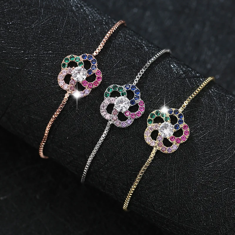 Женский браслет с фианитами подвеской в виде цветка камелии разных цветов