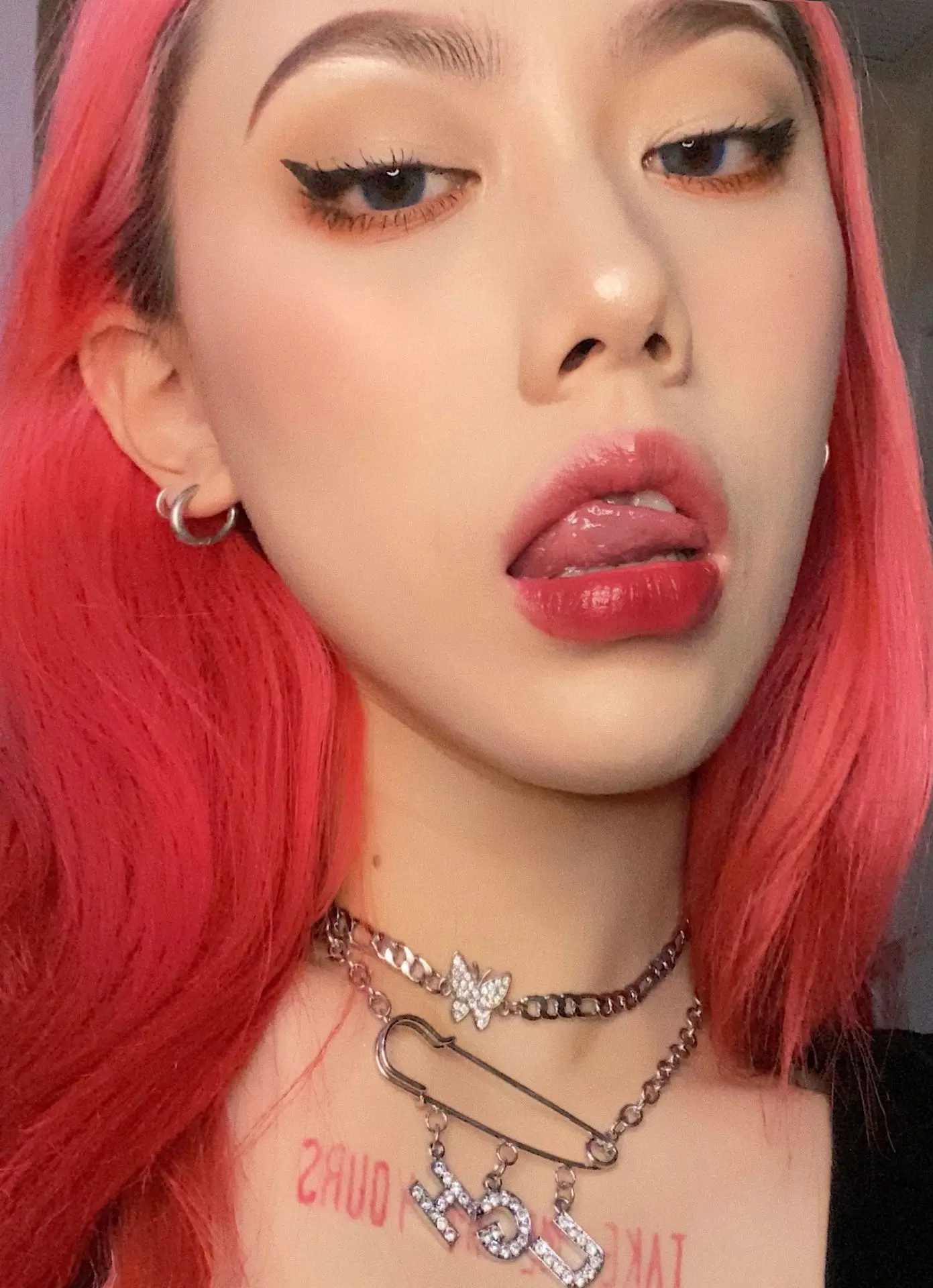 

2020 Hip Hop Street Girls Chokers Crystal Butterfly Pin Letter Pendant Necklaces Clothing Decor For Women Fashion Punk Jewelry