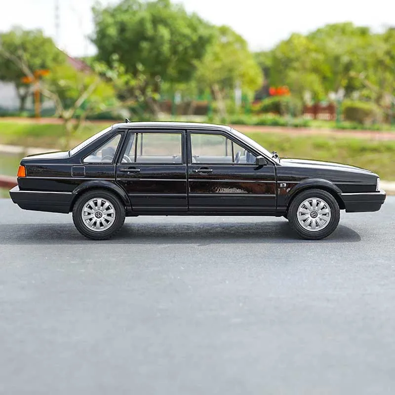 Модель автомобиля с имитацией сплава 1/18 классические литые игрушки для детей и