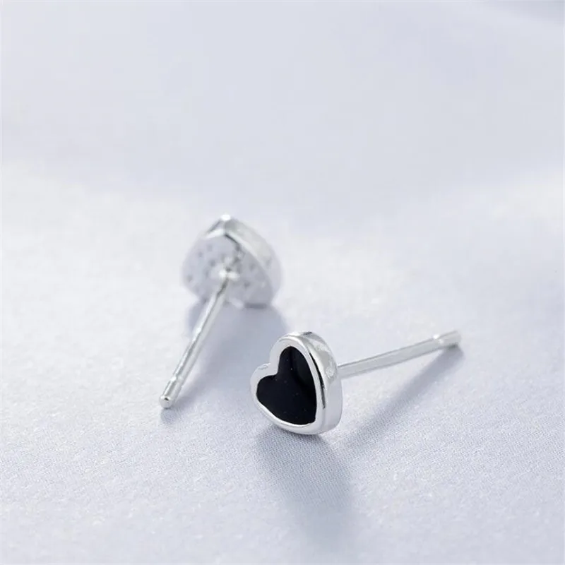 Женские серьги-гвоздики из серебра 925 пробы с черной эпоксидной смолой |