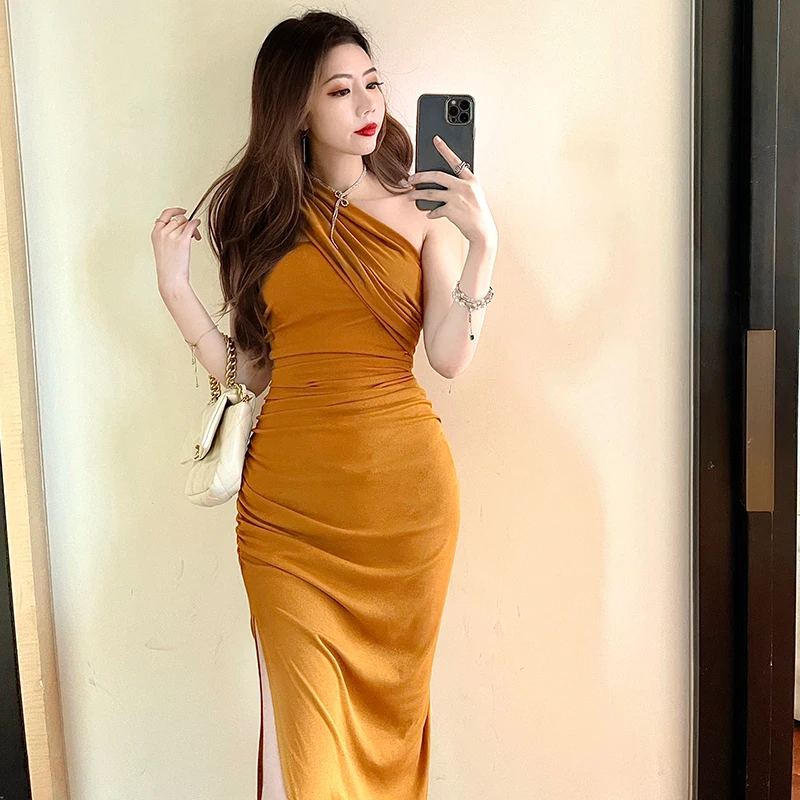 Элегантное женское платье с одним открытым плечом однотонное сексуальное