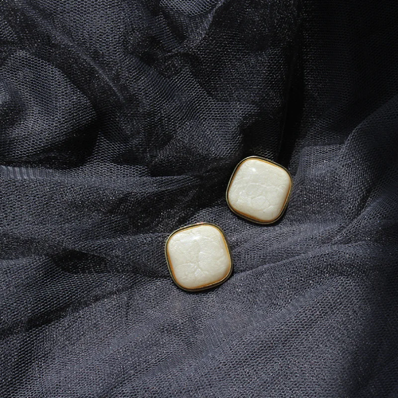 2021 простой белый смолы квадратные серьги гвоздики для женщин в минималистском