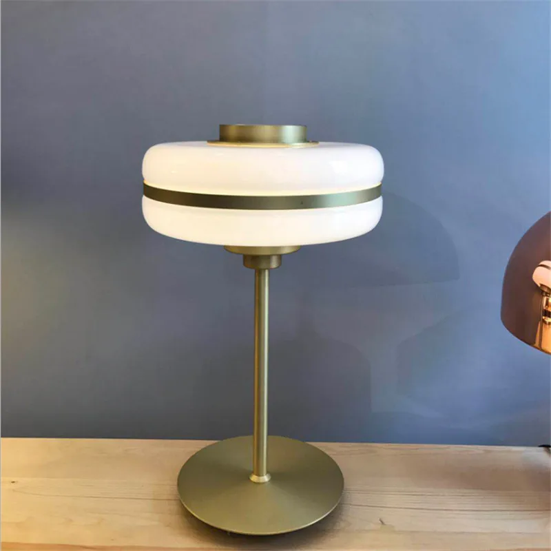Современная легкая стеклянная настольная лампа для образца комнаты гостиной