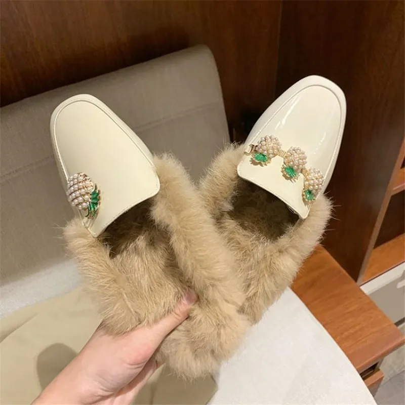 Женские меховые тапочки из лакированной кожи с жемчужинами цвет розовый бежевый