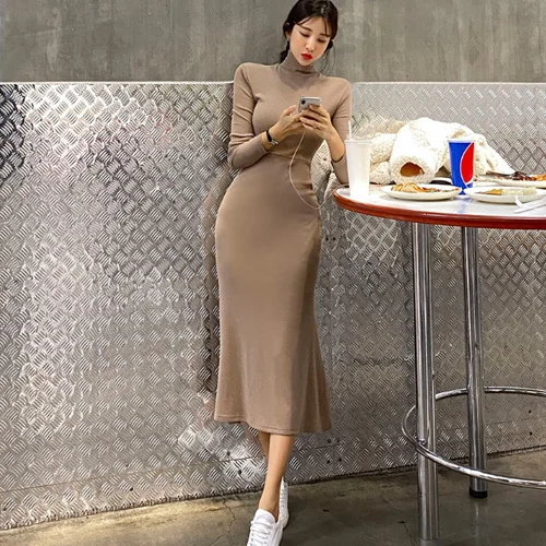 Осенне-зимнее тонкое привлекательное черное платье-водолазка с длинным рукавом