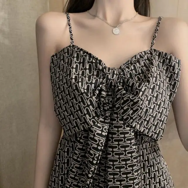 

French niche design sense fairy suspender dress with waist closed and thin temperament fat sister new summer 2021