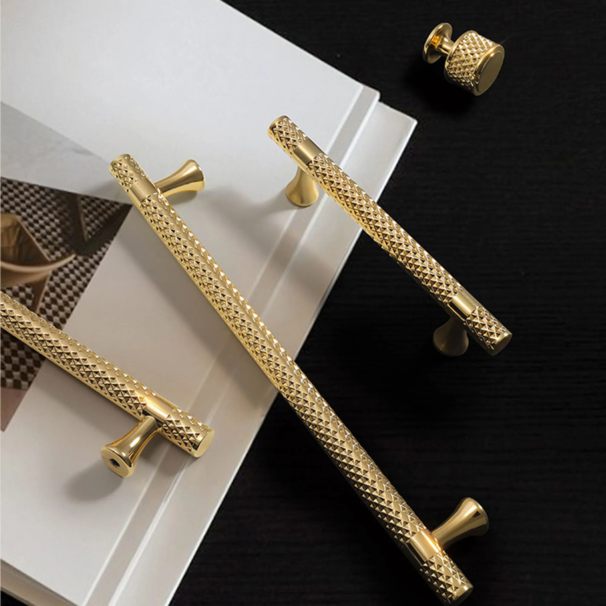 

Luxury Furniture Hardware Bright Gold Handles for Cabinets and Drawers Zinc Alloy Wardrobe Dresser Pulls Cupboard Door Knobs