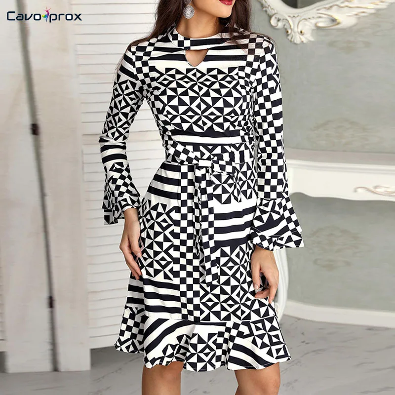Женское платье с геометрическим принтом расклешенное длинным рукавом и оборками
