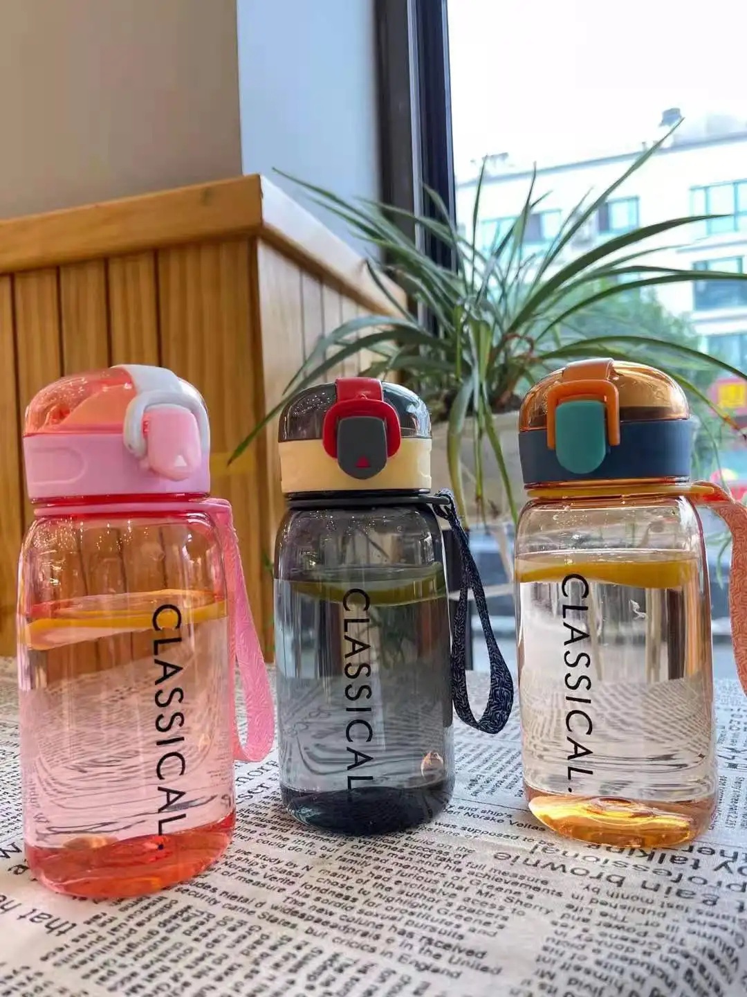 

Creative outdoor sports water cups with bounce cover fitness sports cups portable portable plastic water cups