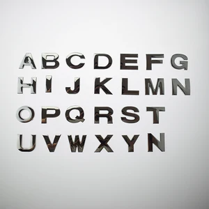 Металлические 3d-стикеры для стайлинга автомобиля, наклейки с английскими буквами от A до Z и от 0 до 9 цифр, черные и Серебристые на выбор, высококачественный значок