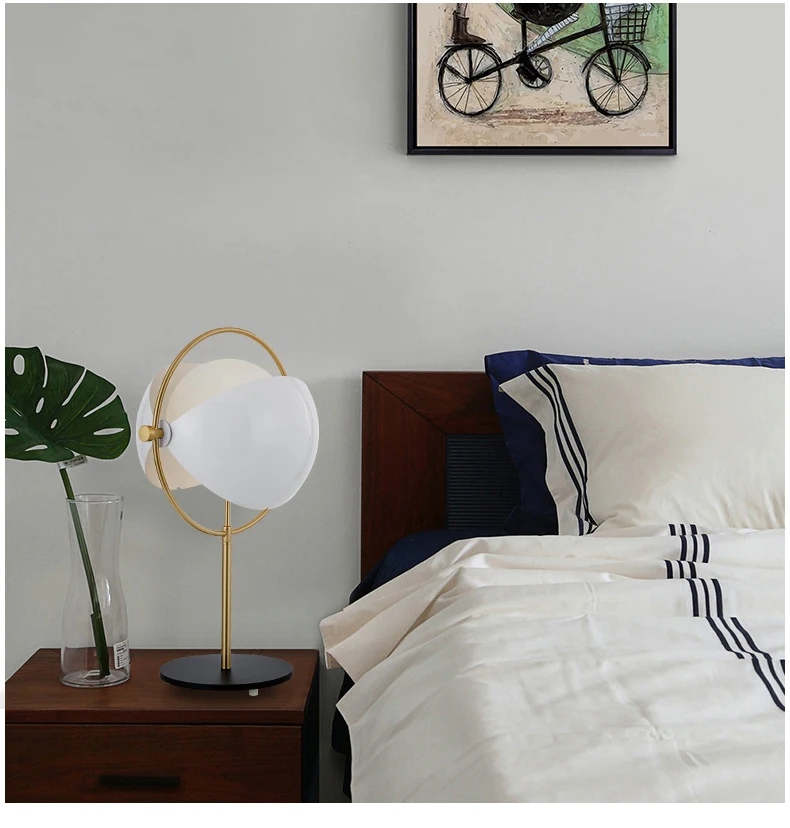 Металлическая настольная лампа в скандинавском стиле современная с латунным