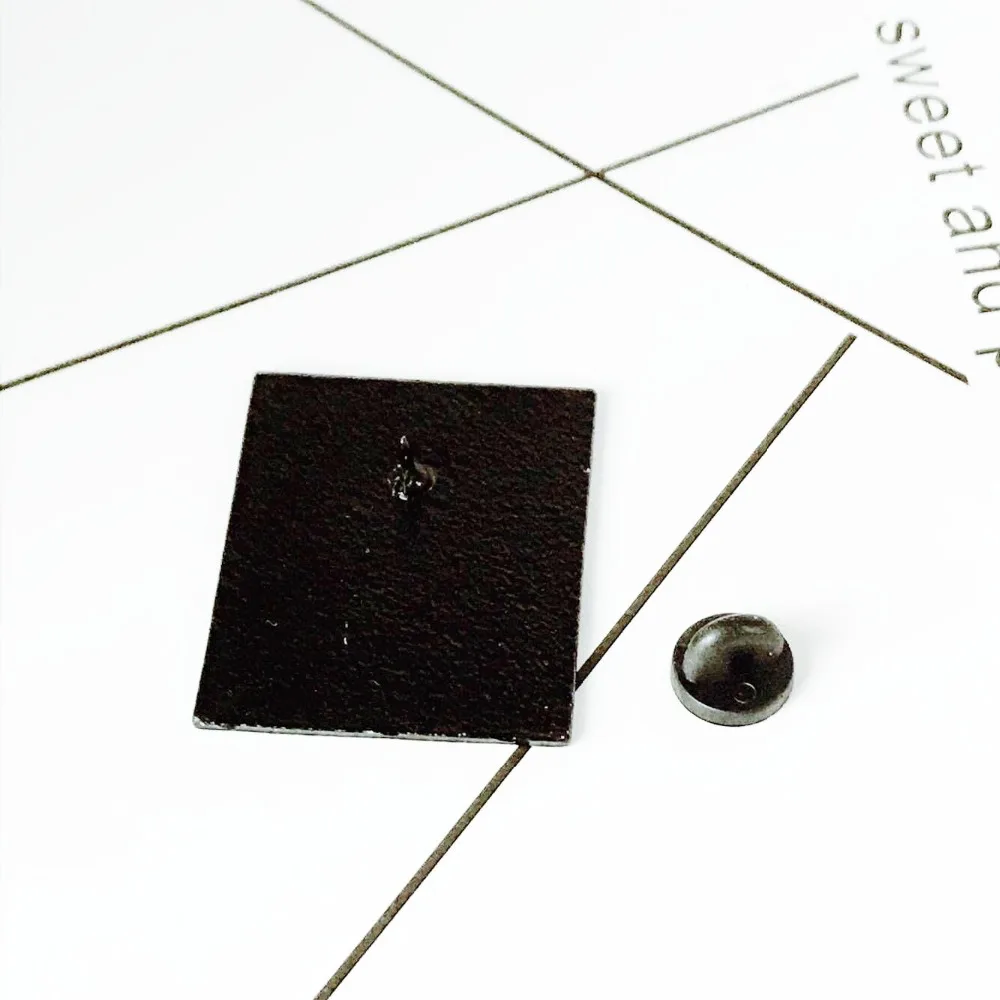 XEDZ ретро черно-белые комиксы эмалированная заколка ручной работы цветок