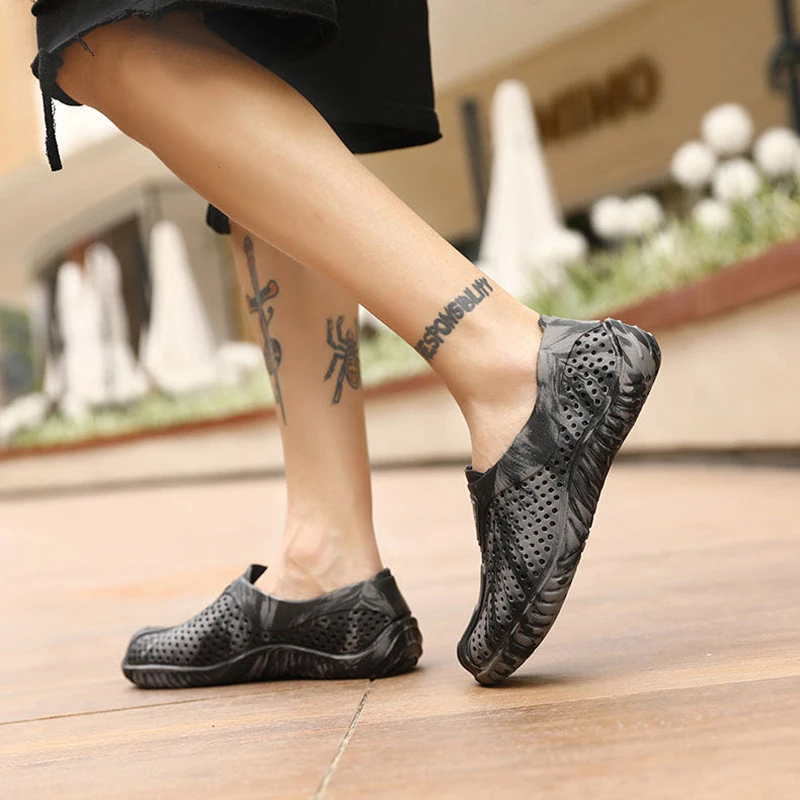 

2020 new men's summer trend personality camouflage beach shoes non-slip soft bottom driving sandals and slippers casual shoes