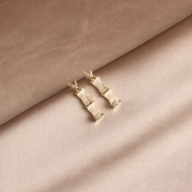 Женские серьги гвоздики с опалом и бамбуком простые Стильные