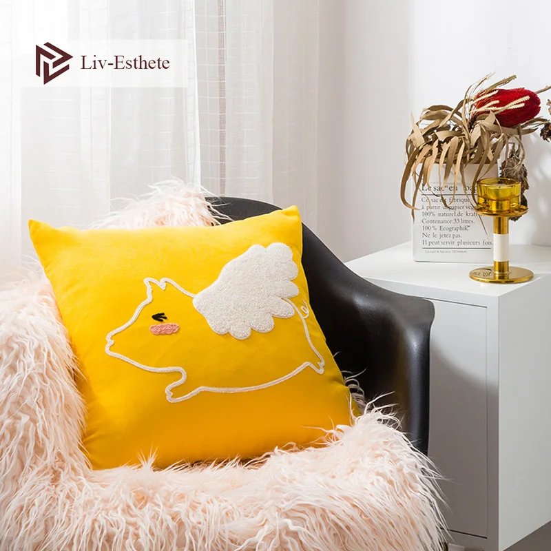 Liv эстет с рисунком поросенка и вышивкой декоративная желтый накидки на подушки