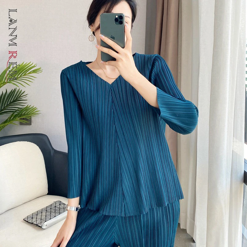 

LANMREM 2022 Spring New Folds V-neck T-shirt Female Long Sleeve Loose Solid Color Pleated Top Women Fashion Slothes 2W1660