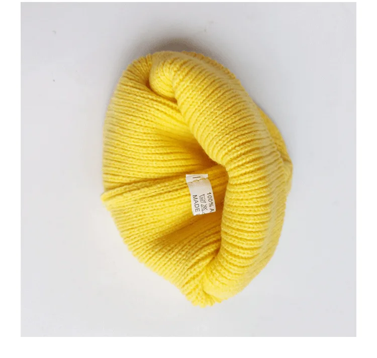 Вязаная шапка с вышивкой и изображением смайлика ярких цветов для родителей