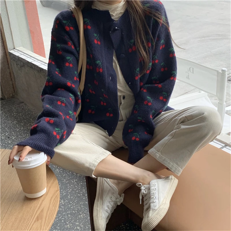 Женский однобортный свитер с круглым вырезом принтом вишни |