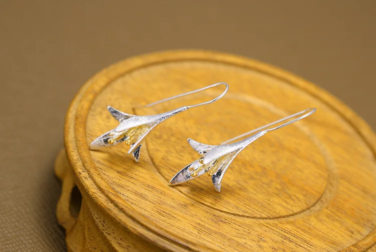 Женские серьги-подвески из серебра 925 пробы с изображением цветка | Украшения и