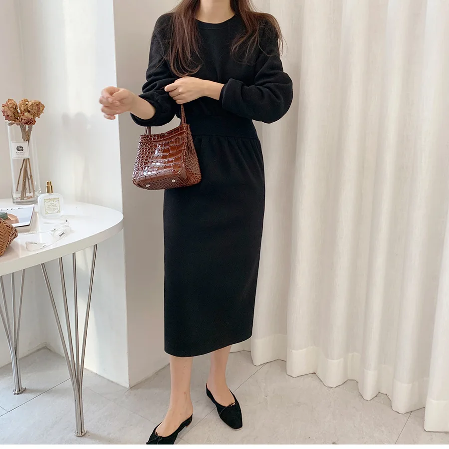 Женское хлопковое бархатное платье зимнее облегающее с капюшоном и длинным