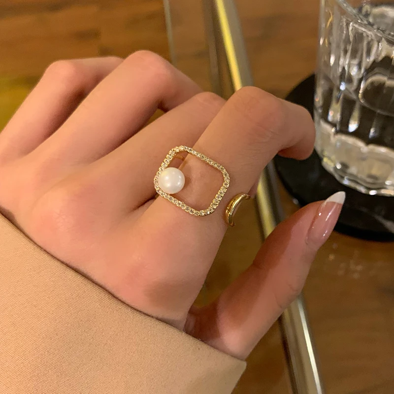 

Fashion Jewelry Women Ring 2021 New Deign Personality Metal Alloy Golden Plating Simulated Pearl Finger Ring For Women Gifts