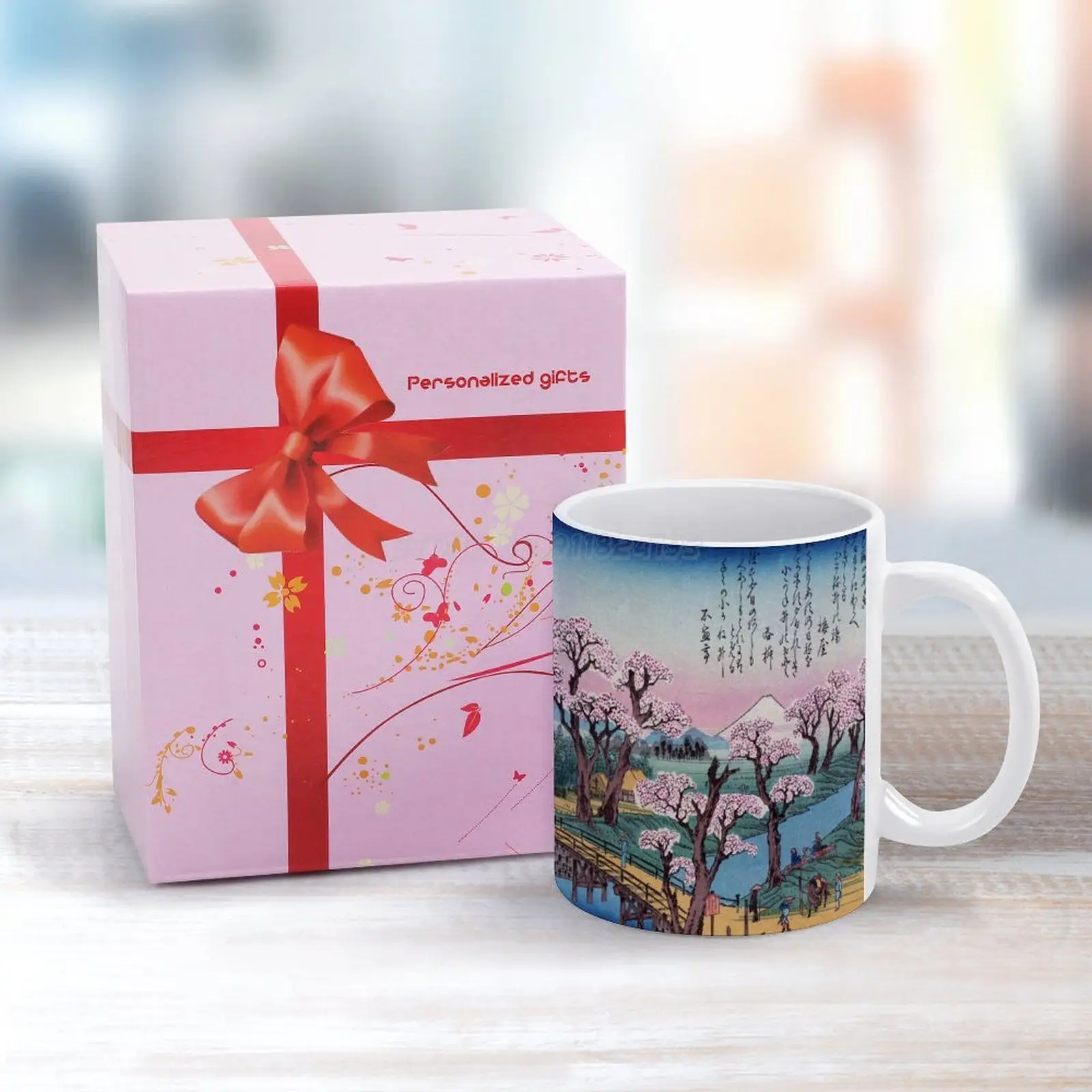 Белая кружка с цветущими вишневыми деревьями (Восстановленное японское