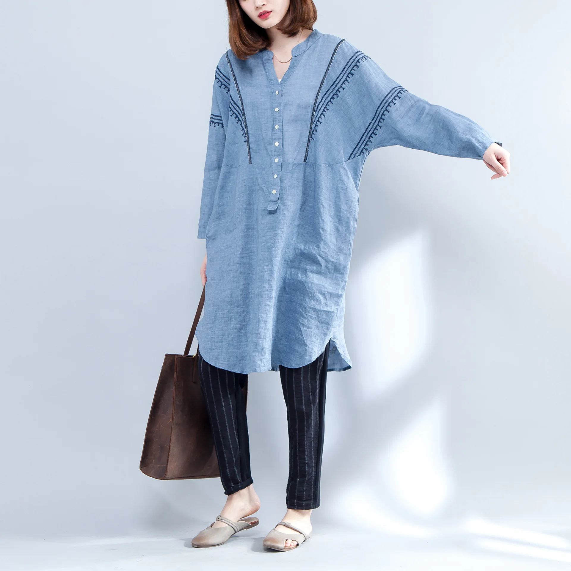 Женская рубашка с вышивкой Bazhenova свободная Осенняя Длинная блузка V-образным