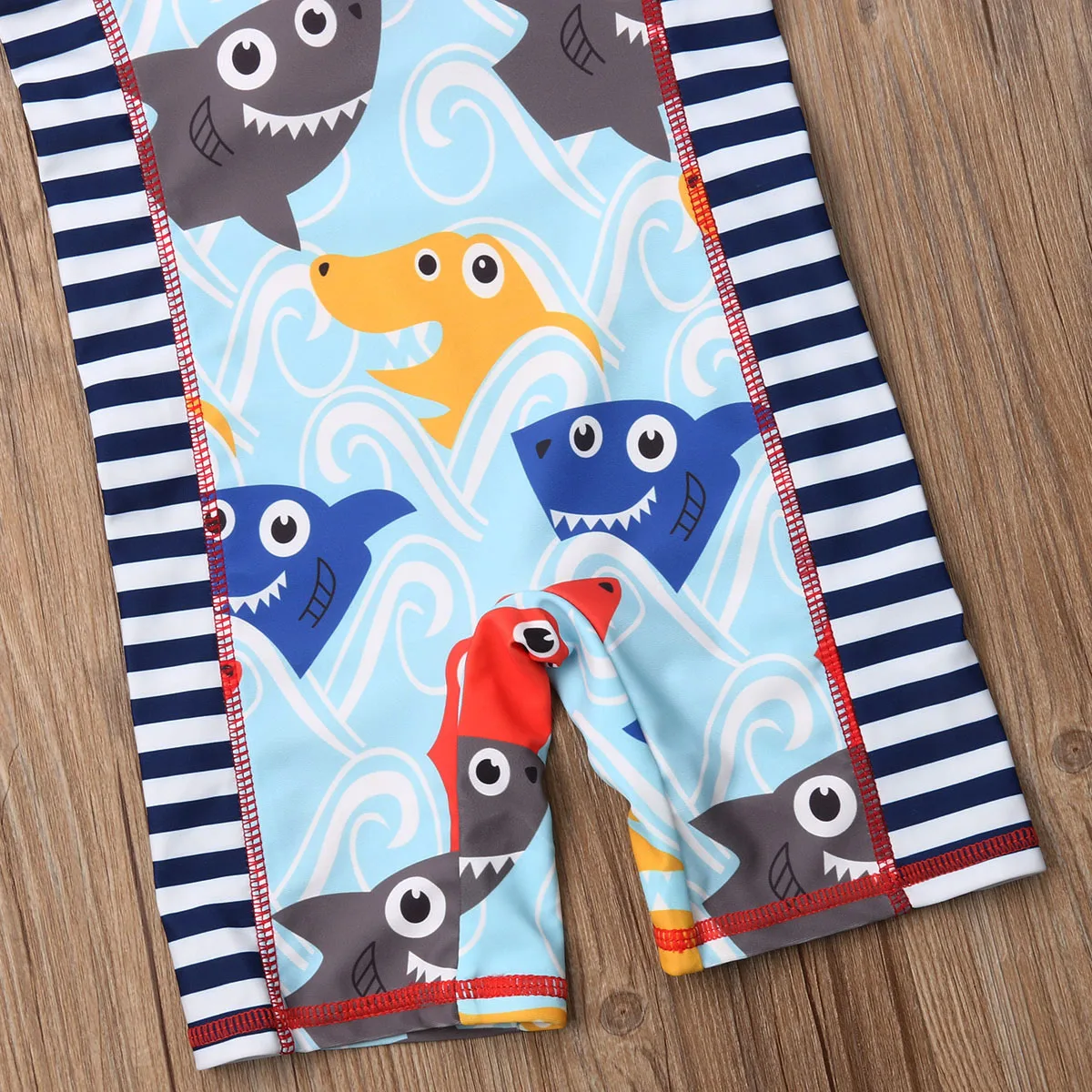 Одежда для маленьких мальчиков и девочек с милыми мультяшными рыбками в полоску