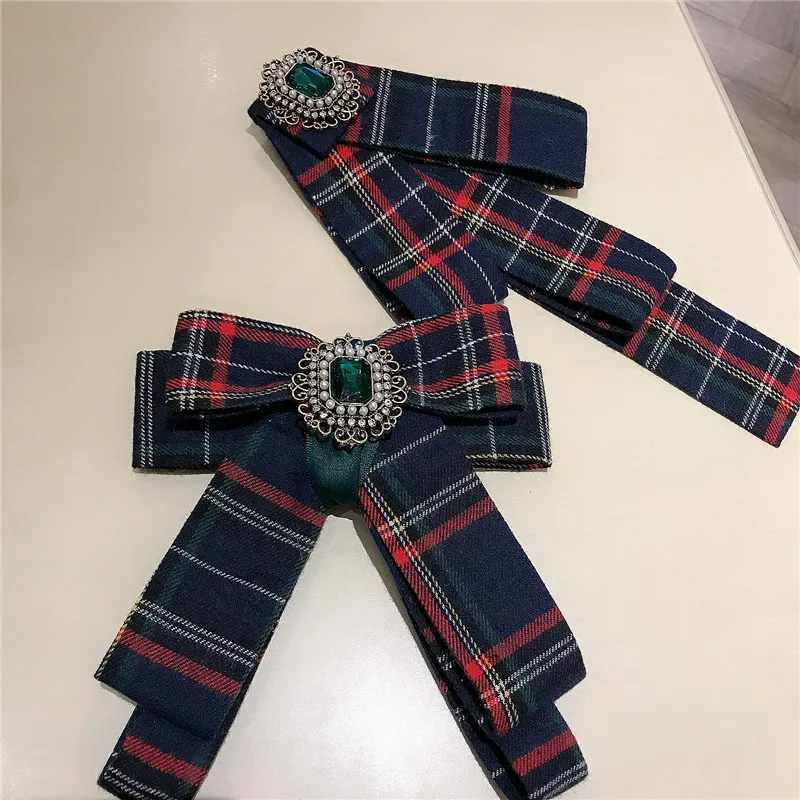 Колледжа решетки с украшением в виде кристаллов брошь для галстука-бабочки