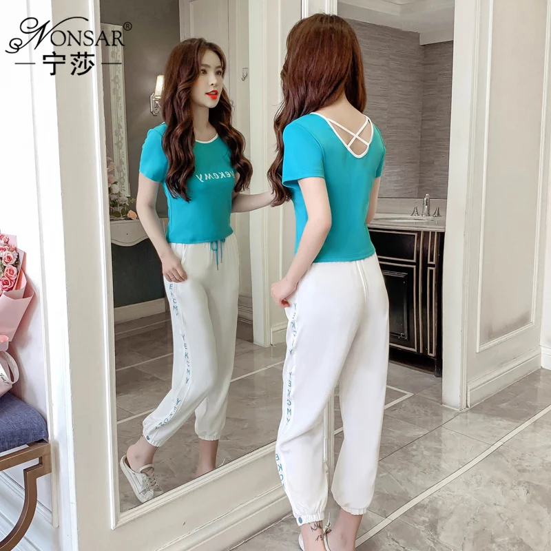 Женский костюм из двух предметов облегающая короткая футболка с открытой спиной