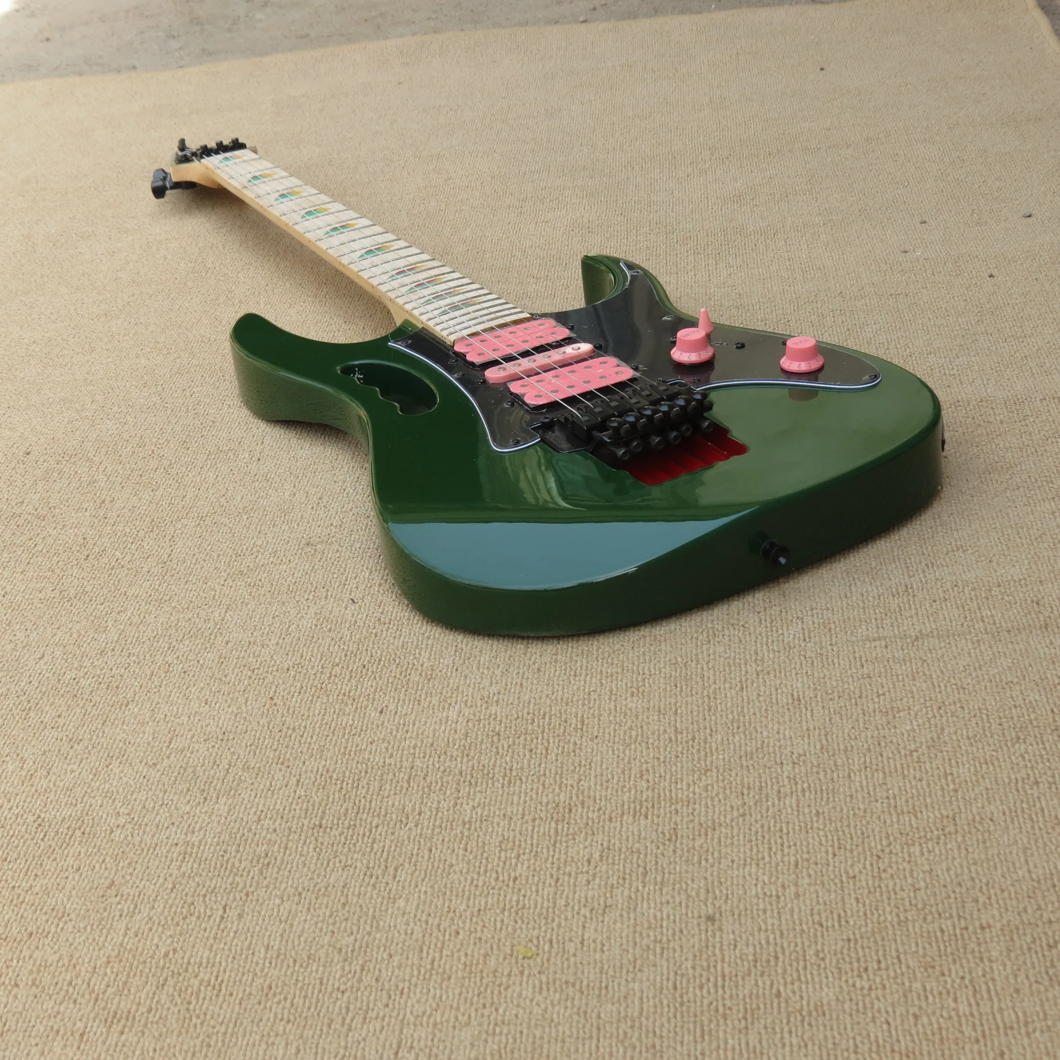 Изготовленная на заказ армейская зеленая гитара с ручкой обезьяны и Львиной