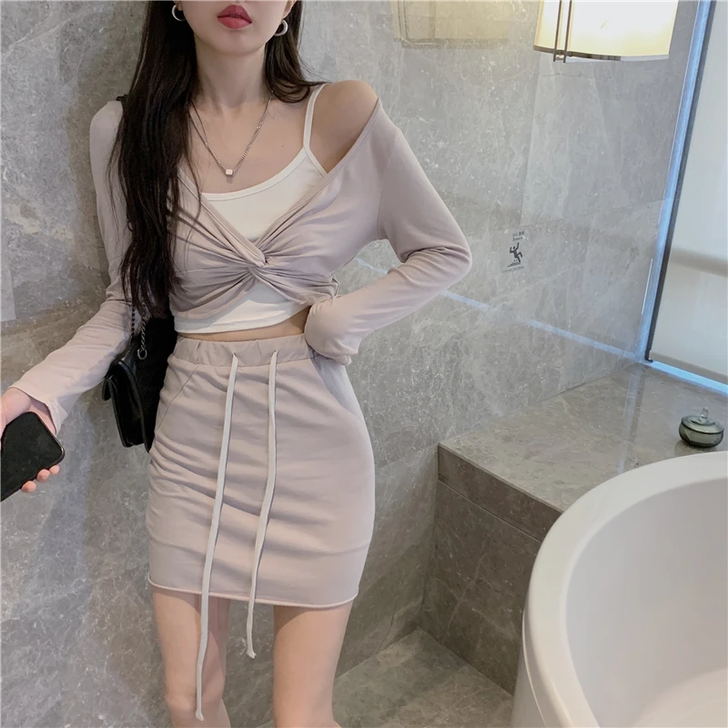 

Thin Backless Long Sleeved Tops T-shirt Two-Piece Camisole Set and High Waist Sheath Skirt Fashion Suit Casual Top