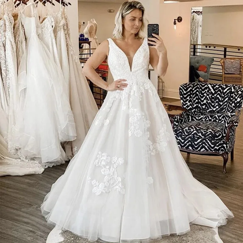 

Graceful V Neck a-line Wedding Dresses Backless Floral Appliques Lace Chapel Train Bridal Gowns Tulle vestido de novia Customize