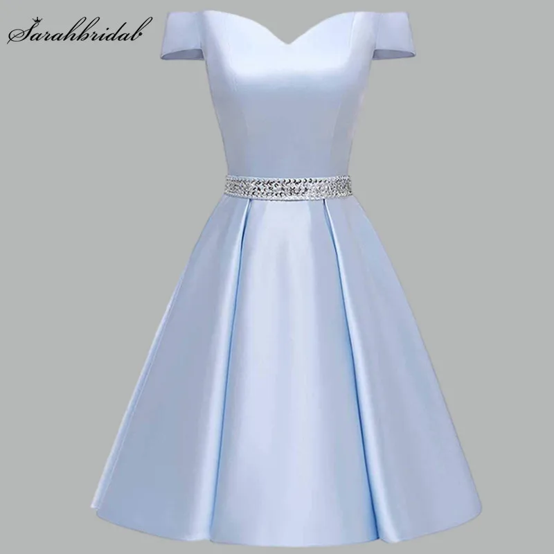 Классическое выпускное платье трапециевидной формы с открытыми плечами на