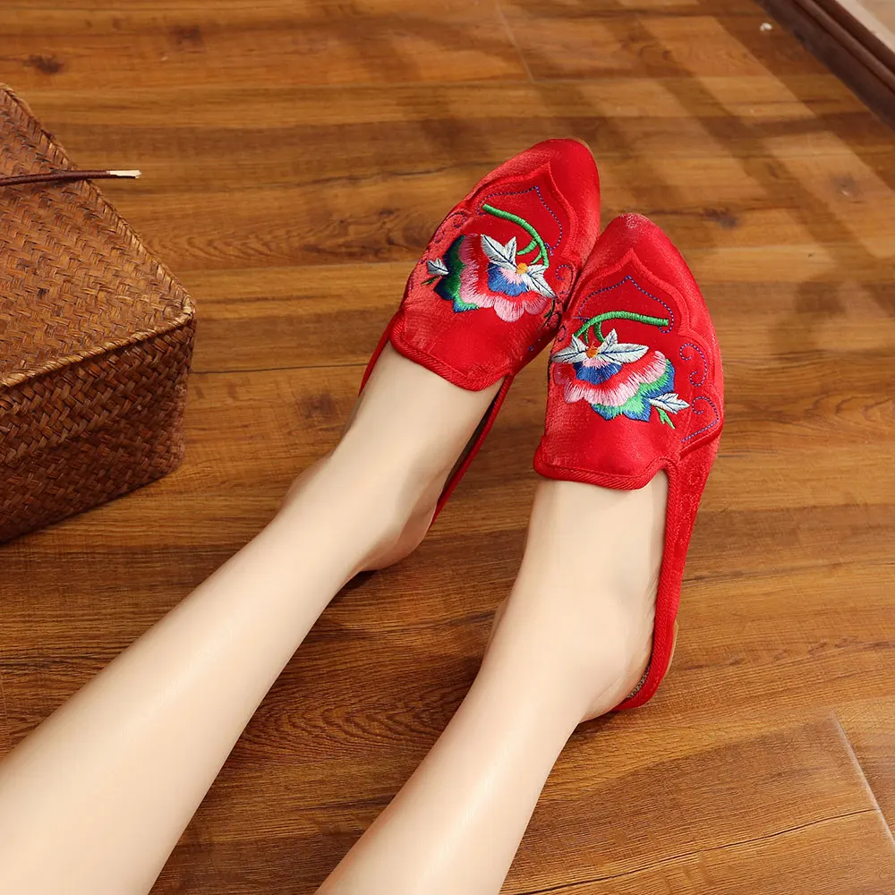 Женские шлепанцы с вышивкой Veowalk из шелка и хлопка закрытым острым носком удобные